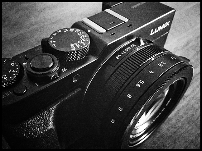 LX100_with_iPhone_Web